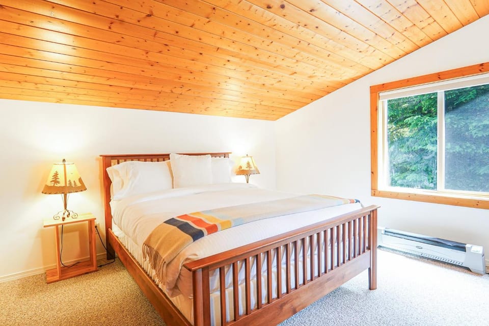 Wandering Rivers Retreat House in Glacier