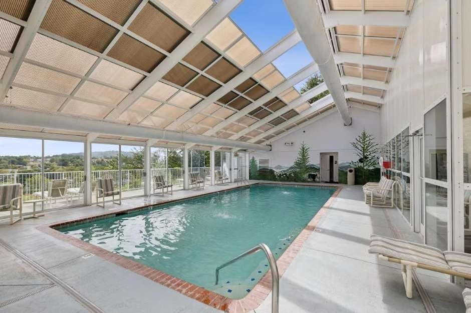 Condo for 6, Pool, Gym, Patio, 1 Block to Parkway , Seasonal Outdoor Pool with Lazy River, Near Dollywood & Smoky Mountains, 24H Hospitality, Cozy Living Space House in Pigeon Forge