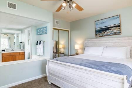 Condo for 6, Pool, Gym, Patio, 1 Block to Parkway , Seasonal Outdoor Pool with Lazy River, Near Dollywood & Smoky Mountains, 24H Hospitality, Cozy Living Space House in Pigeon Forge