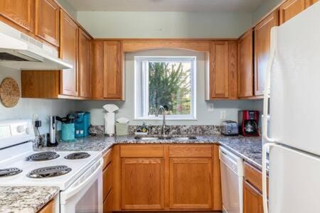 Condo for 6, Pool, Gym, Patio, 1 Block to Parkway , Seasonal Outdoor Pool with Lazy River, Near Dollywood & Smoky Mountains, 24H Hospitality, Cozy Living Space House in Pigeon Forge