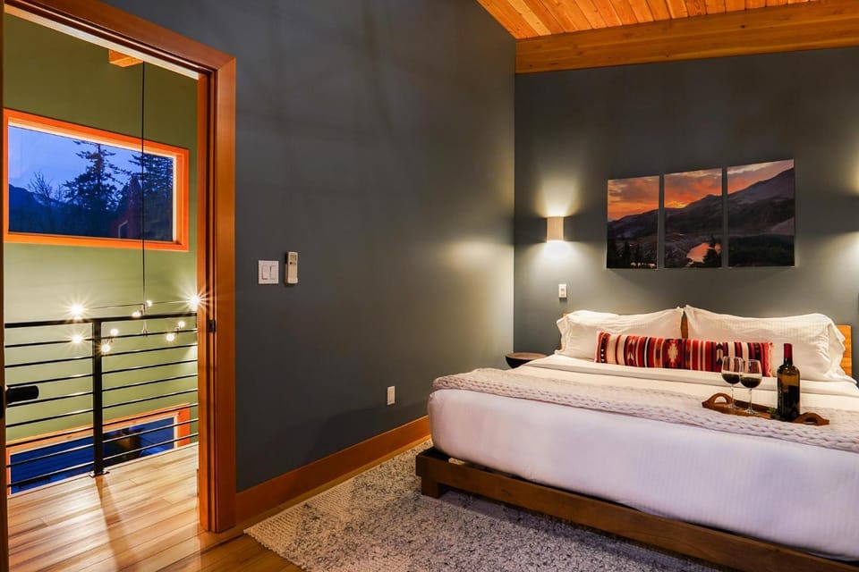 Whistler Peak Lodge House in Glacier