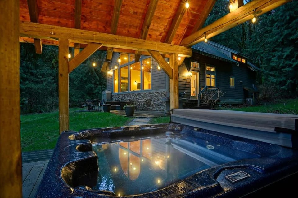 Waterfront Chalet House in Washington