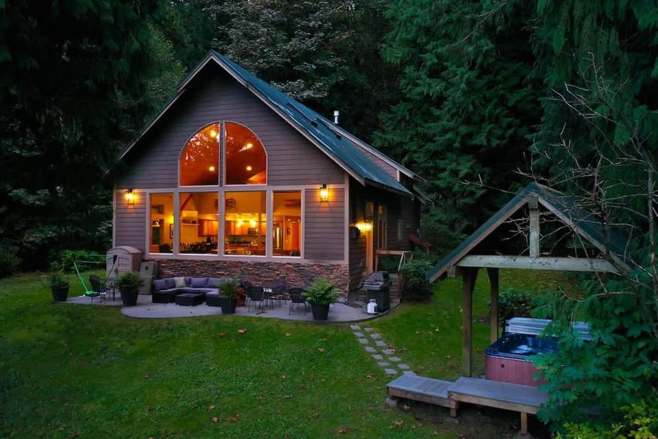 Waterfront Chalet House in Washington