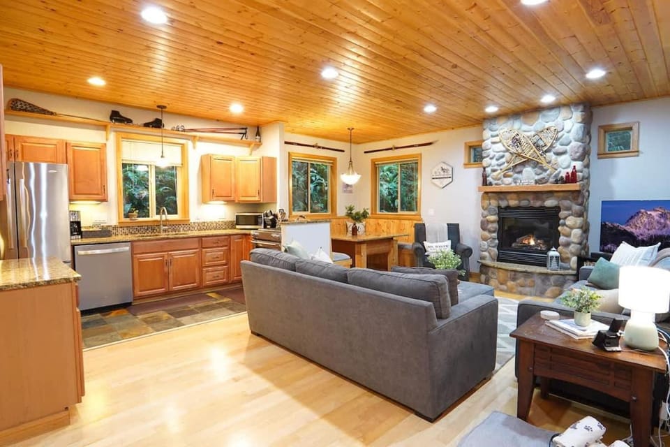 Snowline Hillside Chalet House in Glacier