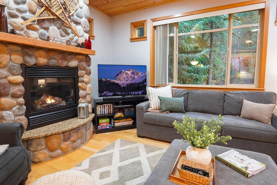 Snowline Hillside Chalet House in Glacier