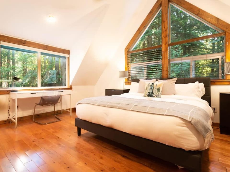 Wild Goose Lodge House in Glacier