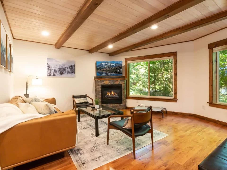Wild Goose Lodge House in Glacier