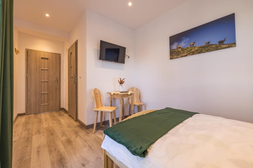 Bed, TV and multimedia, Photo of the whole room, Bedroom