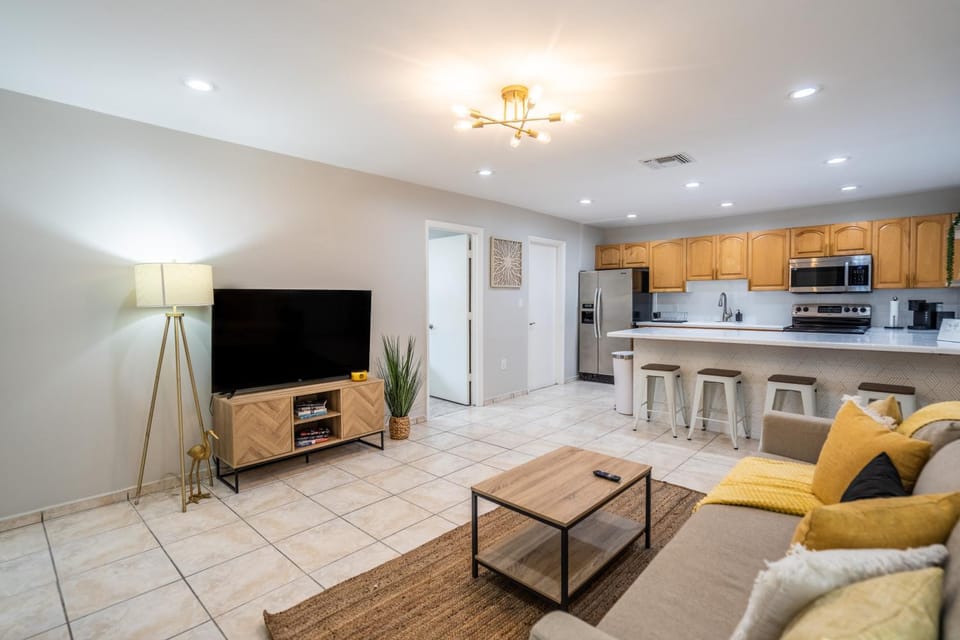 Kitchen or kitchenette, Living room, Dining area, minibar