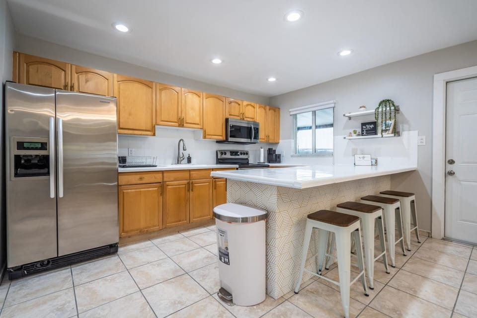 Kitchen or kitchenette, Dining area, minibar, pet friendly