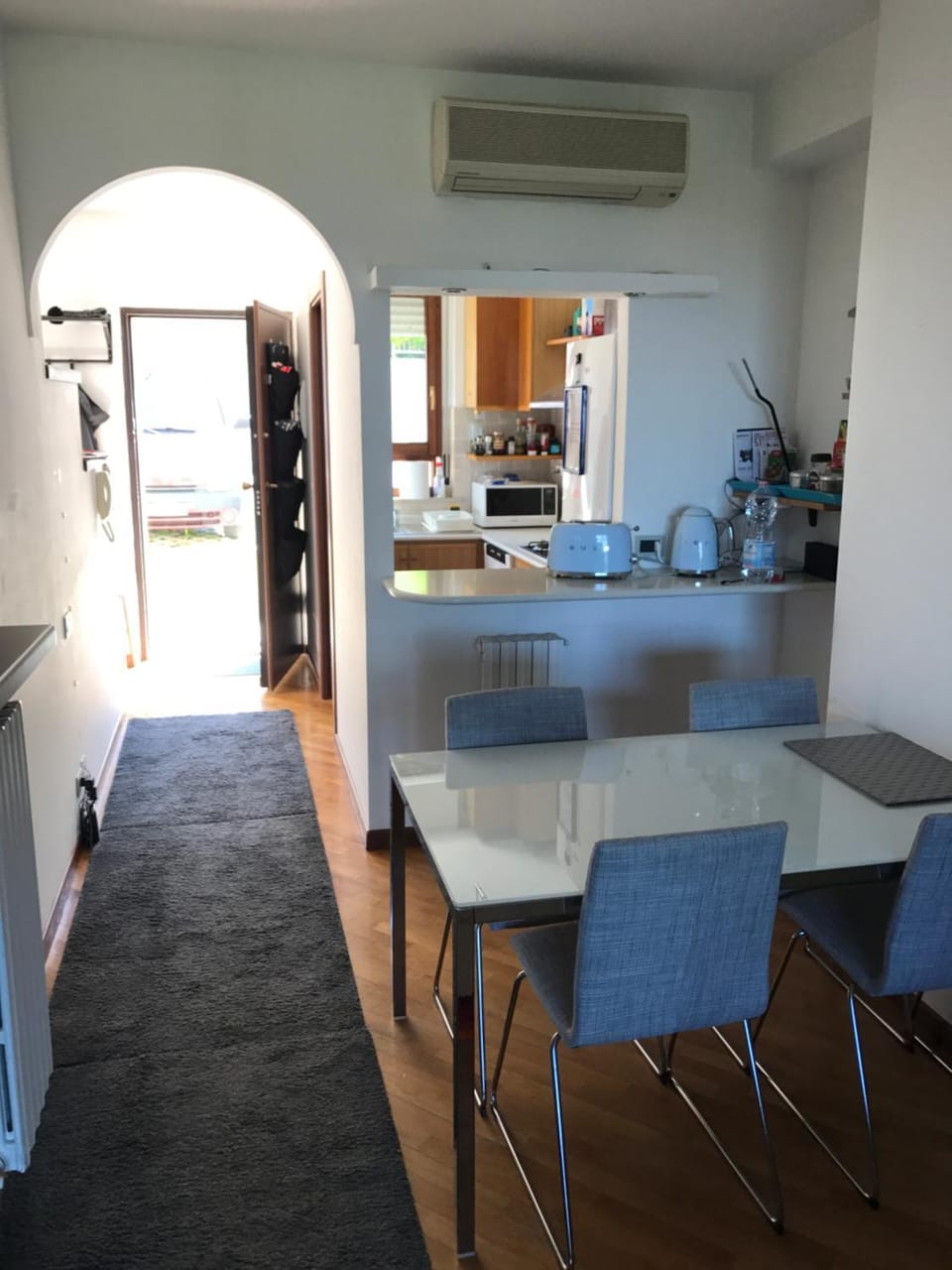 Kitchen or kitchenette, Living room, Seating area, Dining area, air conditioner