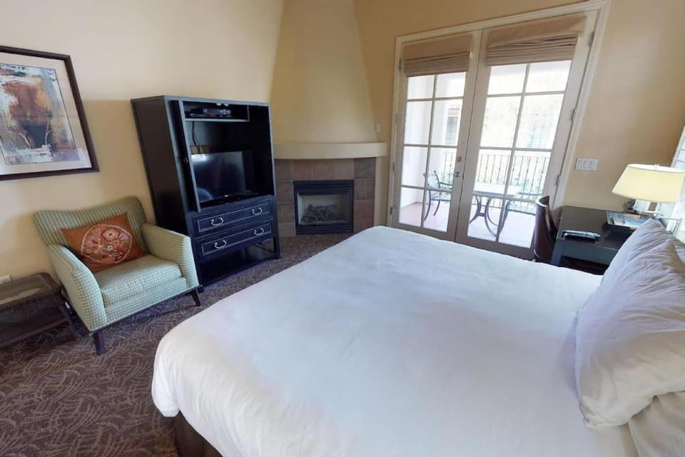LV003 Upstairs LV Studio with a Fountain View Apartment in Indian Wells