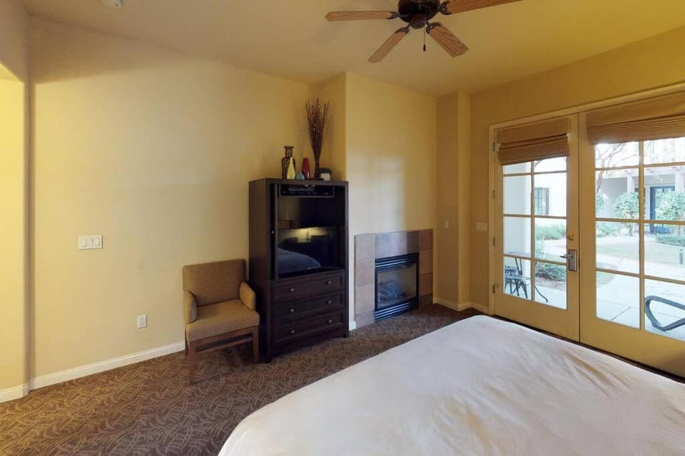 LV005 Downstairs Studio Just Steps from the Pool Apartment in Indian Wells