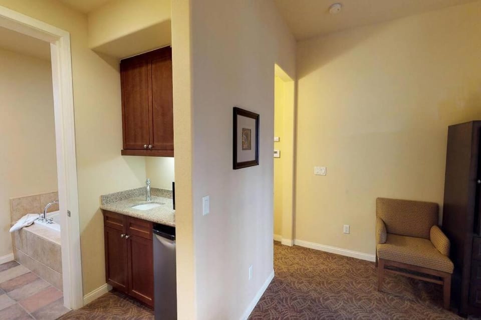 LV005 Downstairs Studio Just Steps from the Pool Apartment in Indian Wells