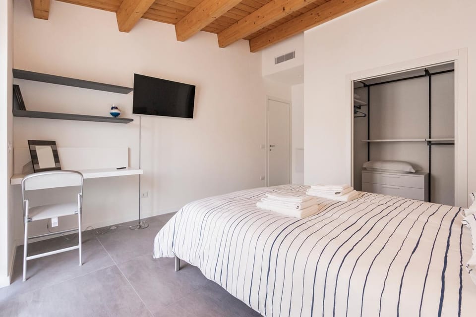 Bed, TV and multimedia, Bedroom, wardrobe
