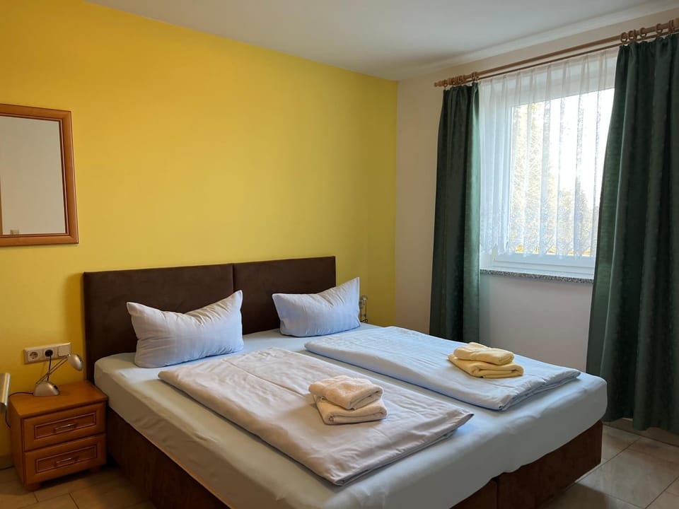 Bed, Bedroom, towels