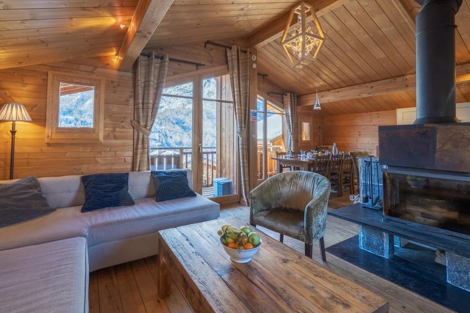 Seating area, Dining area, Mountain view, fireplace