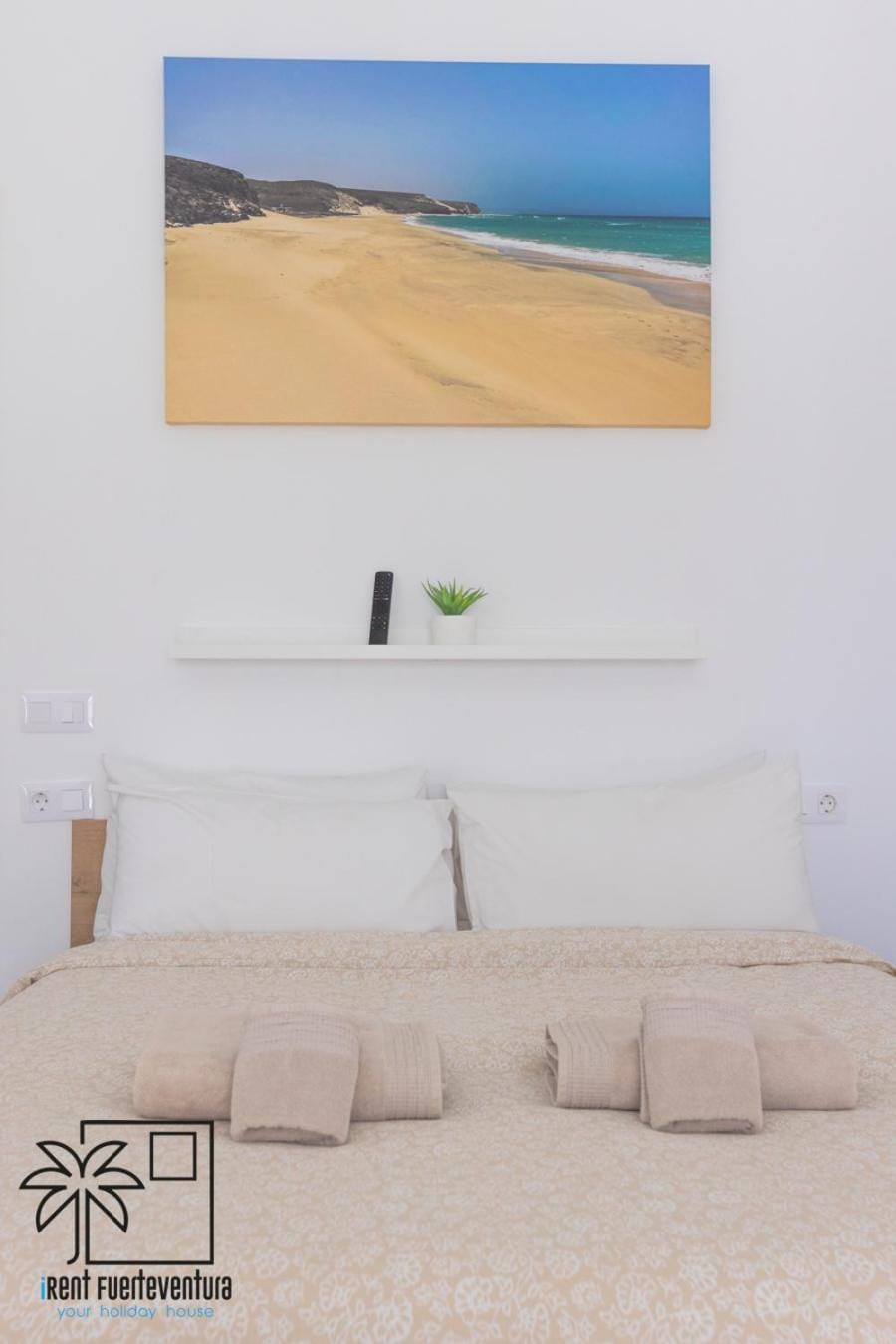 Bed, Living room, Decorative detail