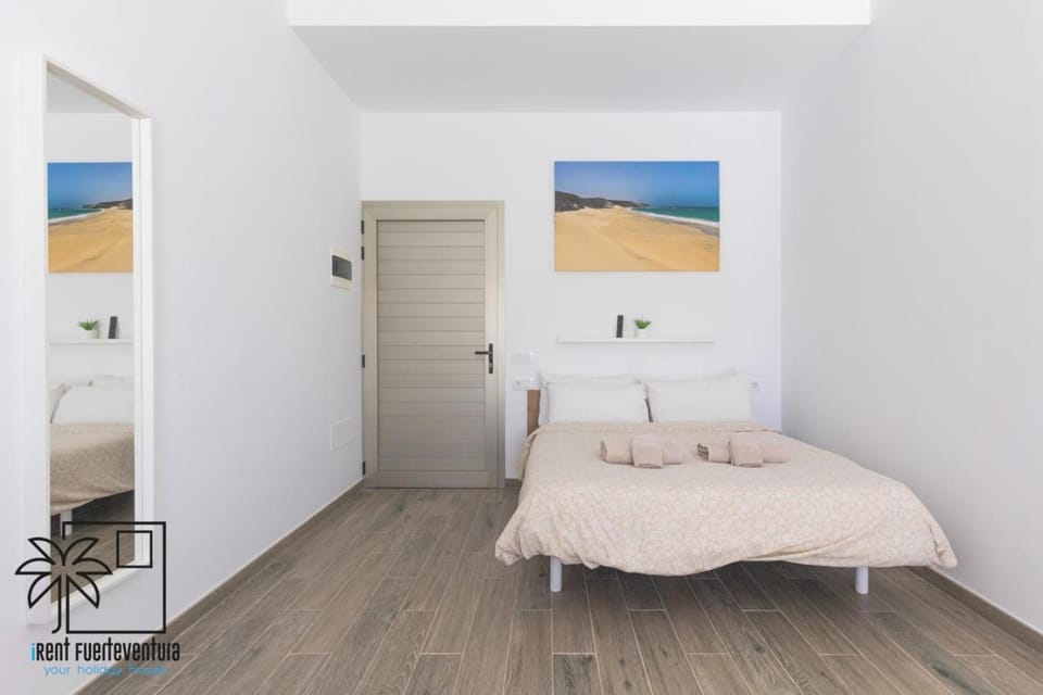 Bed, Photo of the whole room, internet, towels