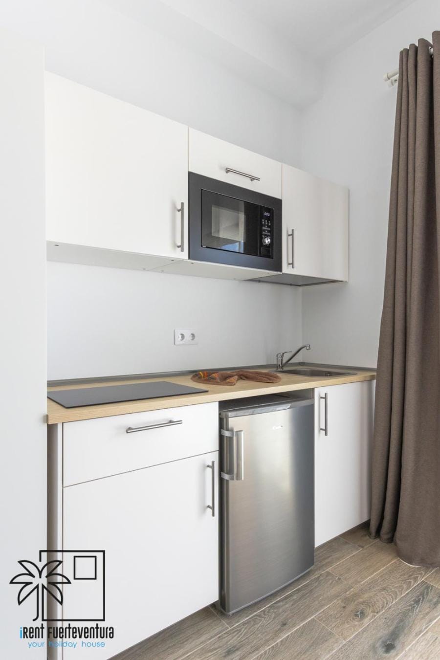 Coffee/tea facilities, Kitchen or kitchenette, microwave, stove, toaster