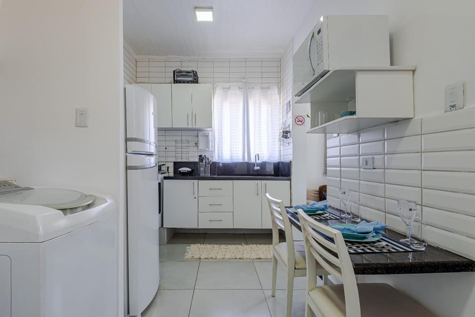 Kitchen or kitchenette, Dining area, Communal kitchen, microwave, minibar, oven, stove, laundry, washing machine