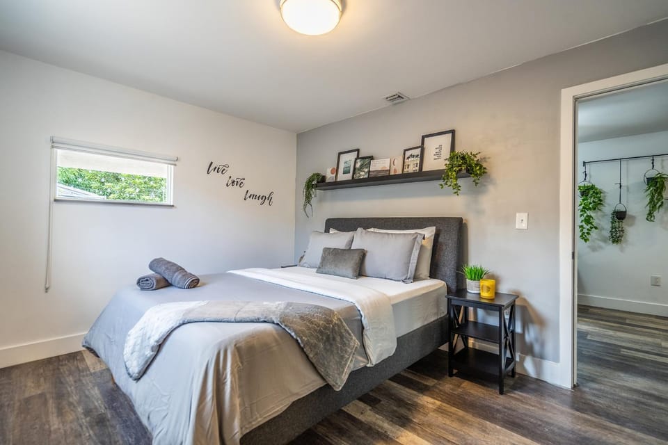 Bed, Photo of the whole room, Bedroom