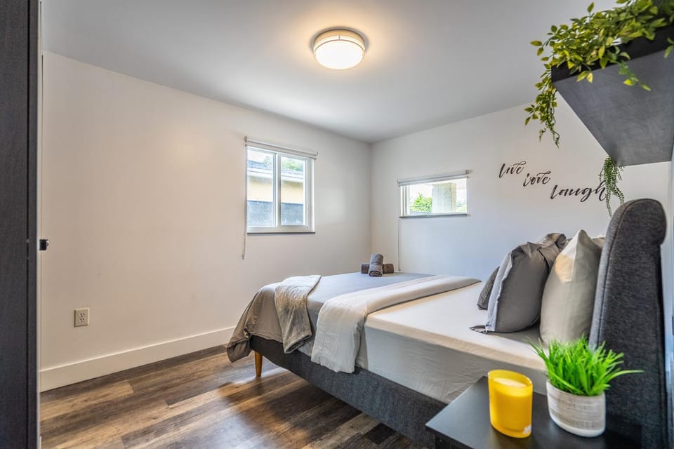 Bed, Photo of the whole room, Seating area, Bedroom
