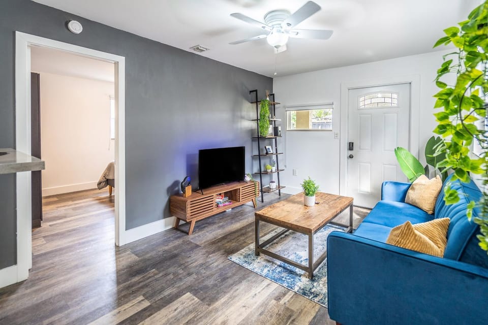 TV and multimedia, Living room, Seating area, fireplace