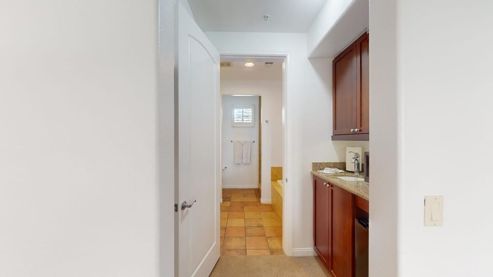 LV022 Centrally Located Downstairs LV Studio Apartment in Indian Wells