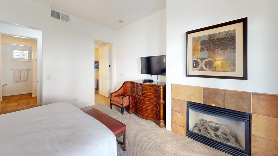 LV022 Centrally Located Downstairs LV Studio Apartment in Indian Wells