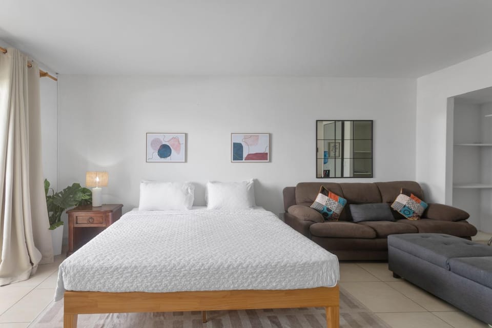 Maho Beach House - Studio - Beach Access Apartment in Simpson Bay
