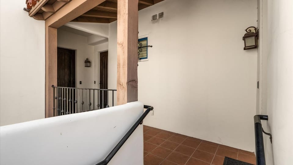 LV025 Airy Upstairs Studio with Mountain Views Apartment in Indian Wells