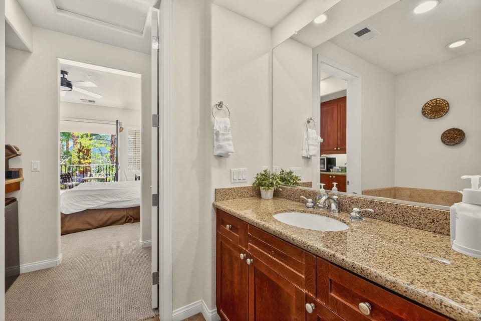 LV027 Upstairs Studio Overlooking Lap Pool Apartment in Indian Wells
