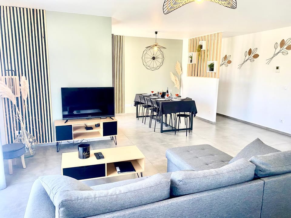 Living room, Seating area, Dining area