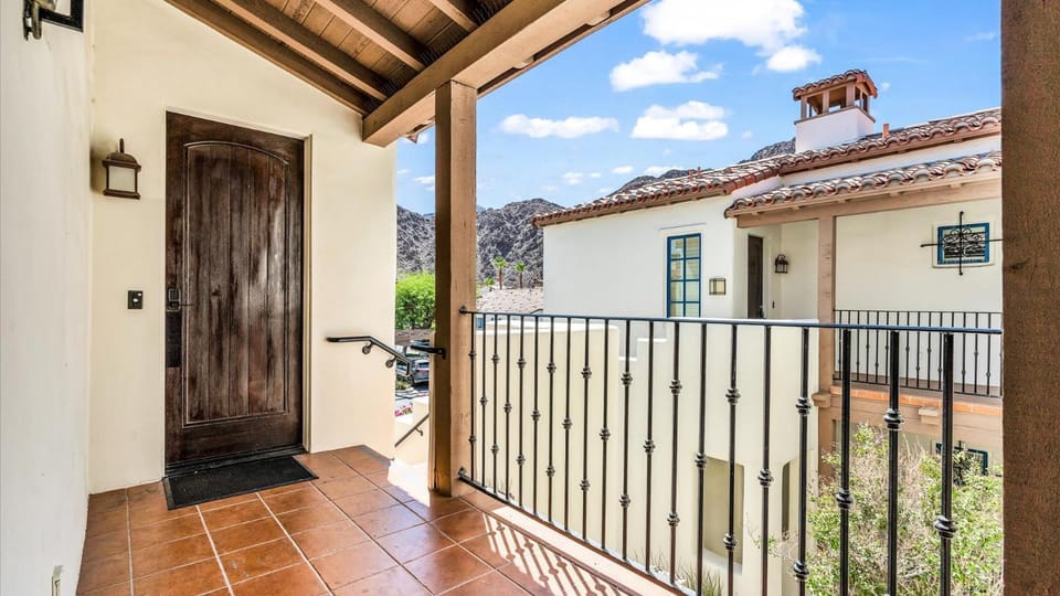 LV204 Airy Upstairs 2 Bedroom w Private Balcony Apartment in Indian Wells