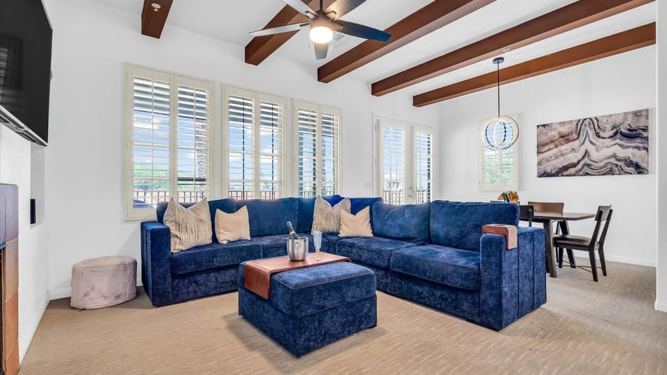 LV204 Airy Upstairs 2 Bedroom w Private Balcony Apartment in Indian Wells