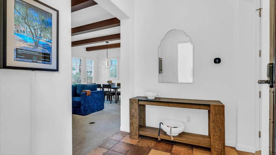 LV204 Airy Upstairs 2 Bedroom w Private Balcony Apartment in Indian Wells