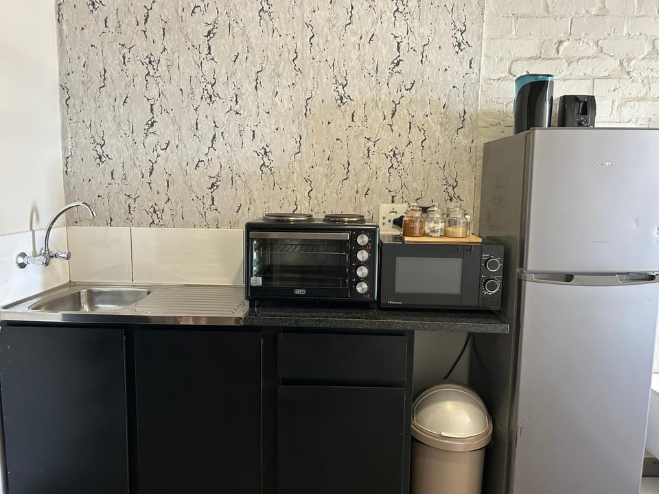 Coffee/tea facilities, Kitchen or kitchenette, microwave, oven, stove, toaster
