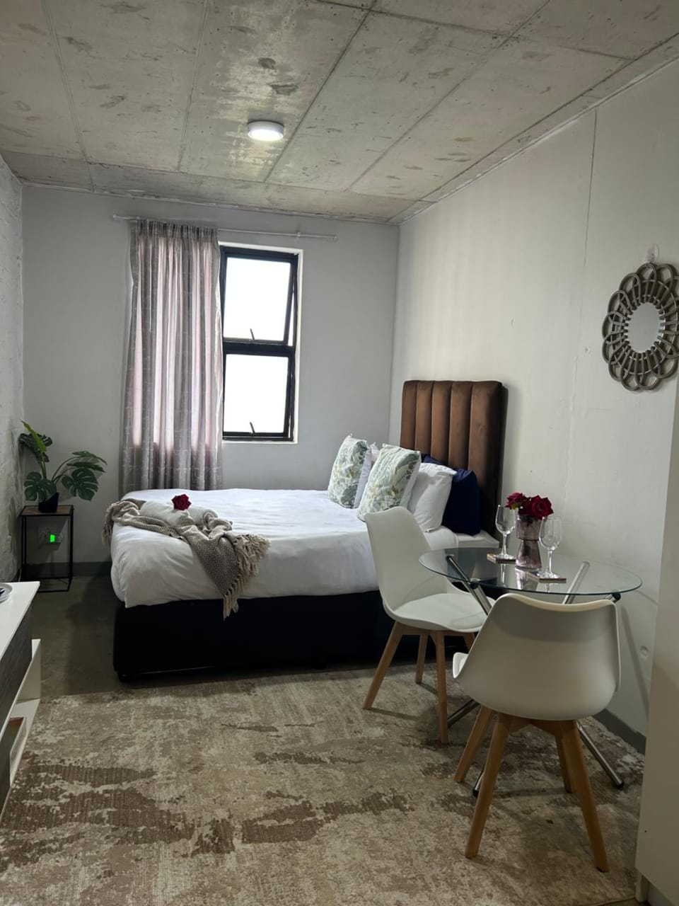 Bed, Living room, Photo of the whole room, Seating area, Bedroom