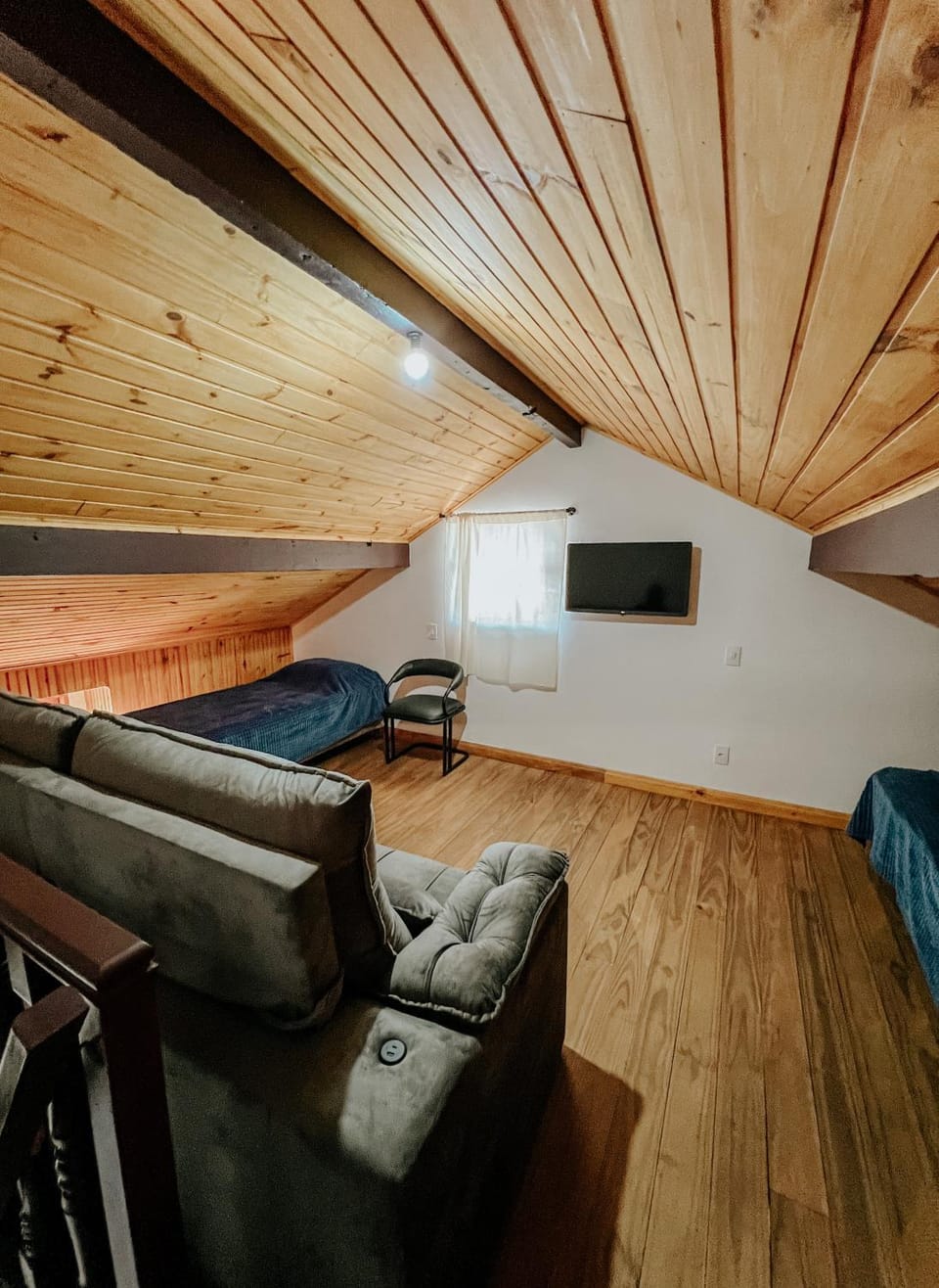 Communal lounge/ TV room, Bed, TV and multimedia, Living room, Seating area, City view