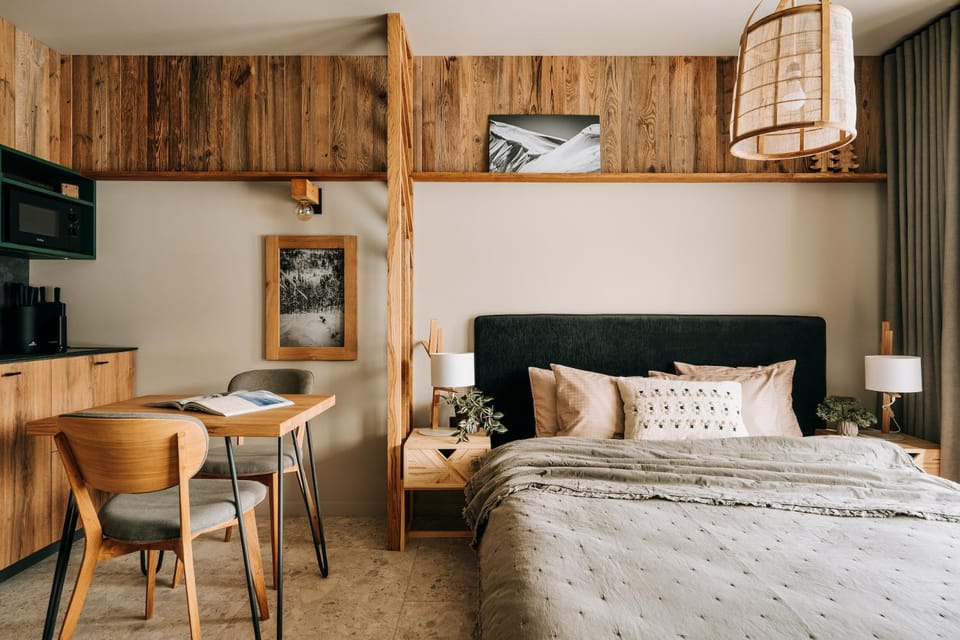 Bed, TV and multimedia, Kitchen or kitchenette, Living room, Photo of the whole room, Decorative detail, Seating area, Dining area, Bedroom, Area and facilities, hair dresser, locker, minibar, kitchen