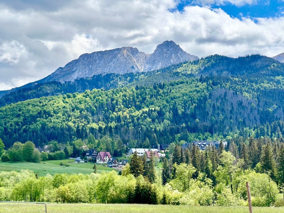 Nearby landmark, Spring, Off site, Day, Natural landscape, Mountain view, Area and facilities, Location