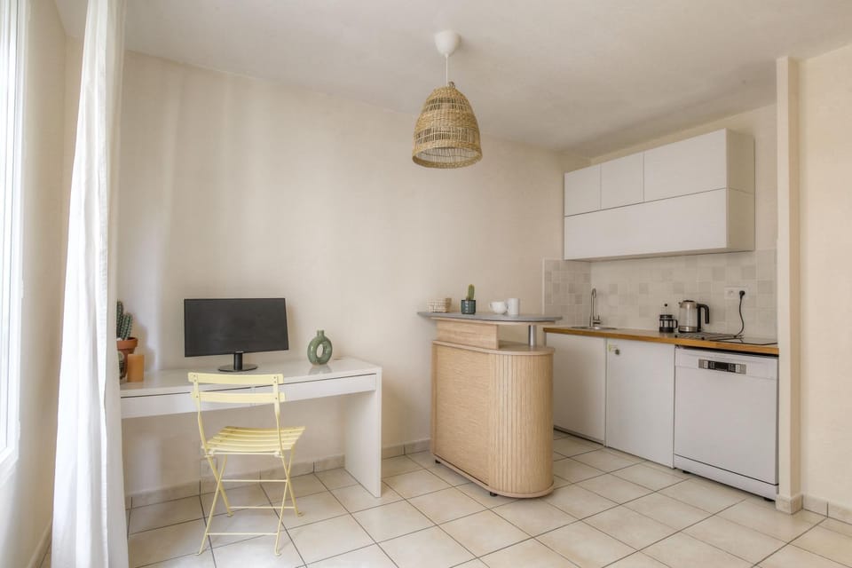 Kitchen or kitchenette, Dining area