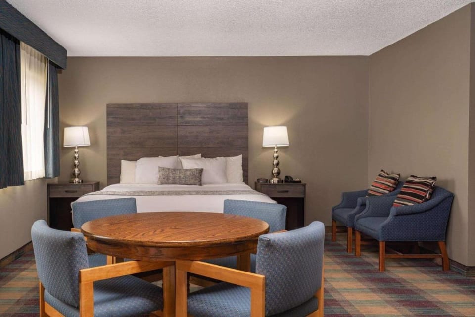 Bed, Photo of the whole room, Seating area, Bedroom