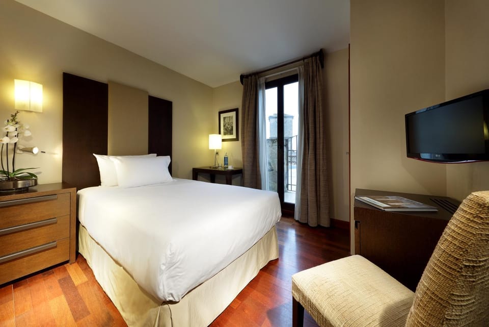 Bed, TV and multimedia, Photo of the whole room, Bedroom