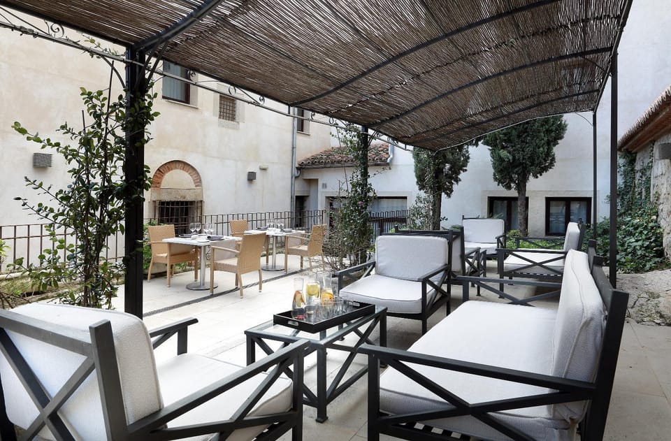 Garden, Balcony/Terrace, Banquet/Function facilities, Drinks, Alcoholic drinks, Non alcoholic drinks