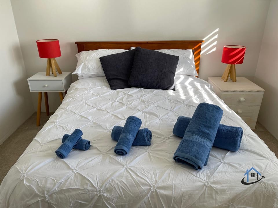 Bed, Bedroom, towels