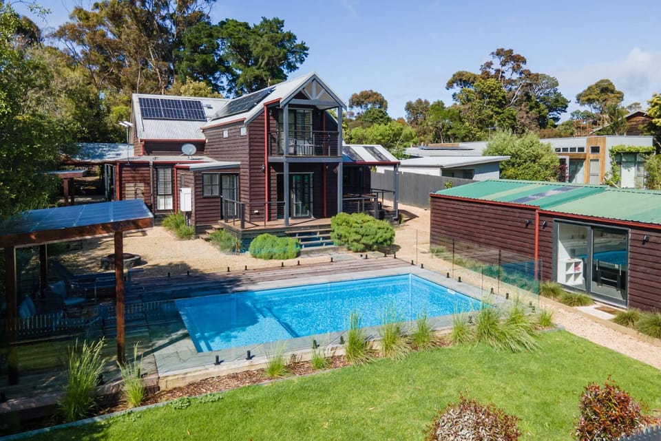 Property building, Garden, Swimming pool