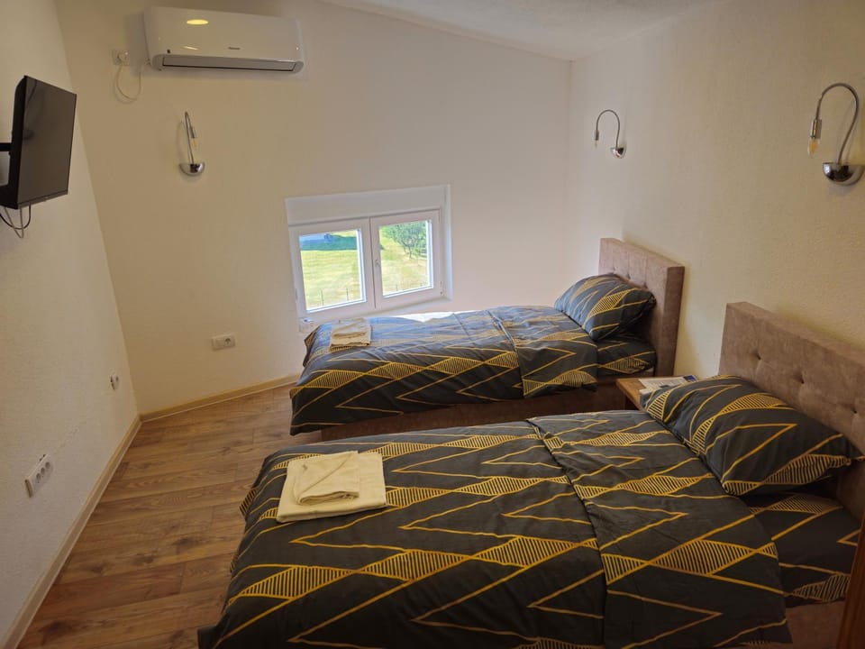 Bed, TV and multimedia, Photo of the whole room, air conditioner