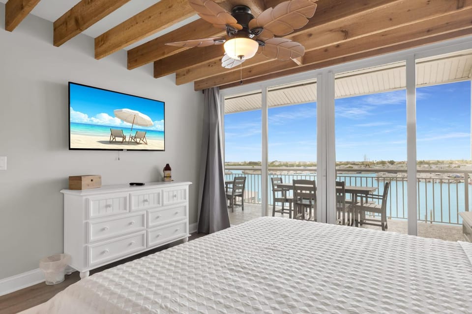 St Kitts - Downtown Waterfront Penthouse Pool Dock Parking House in Key West